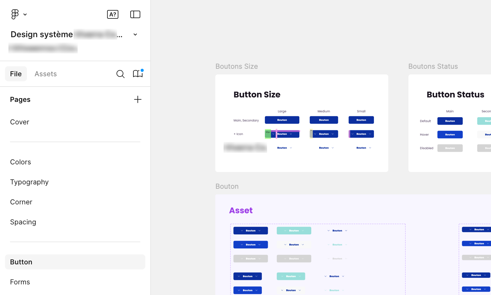 Une interface numérique affiche un système de conception avec un menu latéral sur la gauche et des exemples de composants d'interface utilisateur, tels que les tailles et les statuts des boutons, sur l'espace de travail principal à droite.
